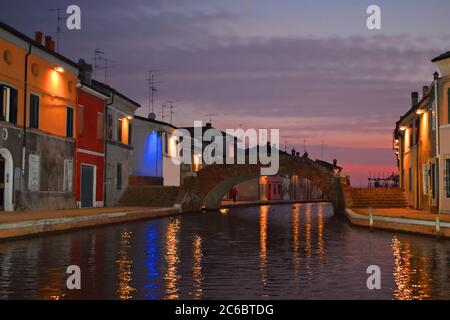 Scorcio di Comacchio, antico e affascinante borgo medievale chiamato piccola Venezia in provincia di Ferrara in Italia Foto Stock