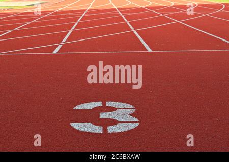 Corsia numero tre per gli sprinter in uno stadio di atletica a Firenze Foto Stock