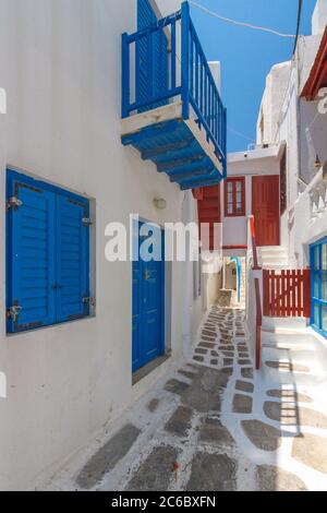 Mykonos, pittoresco vicolo imbiancato nella città di Chora, la capitale di Mykonos, la più popolare delle isole Cicladi, in Grecia, Europa. Foto Stock