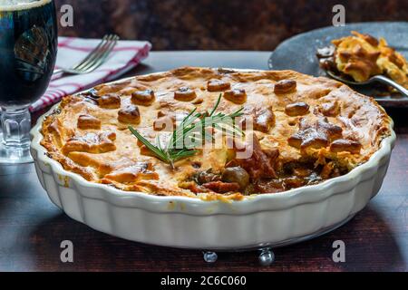 Bistecca, funghi e torta di ale con pasta frolla Foto Stock