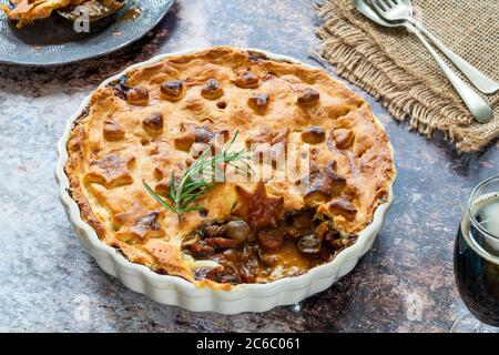 Bistecca, funghi e torta di ale con pasta frolla Foto Stock