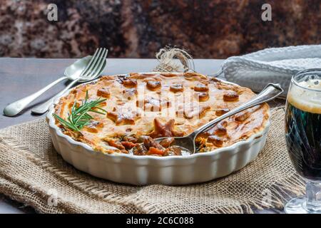 Bistecca, funghi e torta di ale con pasta frolla Foto Stock