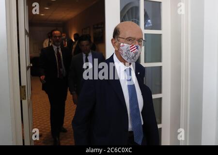 Washington, Stati Uniti. 8 luglio 2020. Wilbur Ross, segretario americano al commercio, indossa una maschera protettiva mentre arriva a una cerimonia di firma con il presidente Donald Trump e il presidente messicano Andres Manuel Lopez Obrador, durante una cerimonia di firma nel Giardino delle rose della Casa Bianca a Washington, DC, mercoledì 8 luglio 2020. Foto di al Drago/UPI Credit: UPI/Alamy Live News Foto Stock