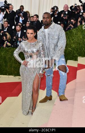 Kim Kardashian (L) e Kanye West partecipano al 'Manus x Machina: Fashion in an Age of Technology' Costume Institute Gala al Metropolitan Museum of Art o Foto Stock