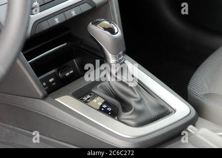 Cambio automatico. Leva del cambio automatico nell'autovettura. Foto Stock