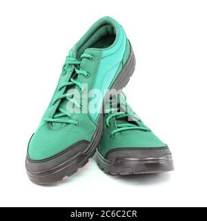 un paio di scarpe da trekking verde turchese menta acquatica a buon mercato isolato su sfondo bianco - vista ravvicinata in prospettiva Foto Stock