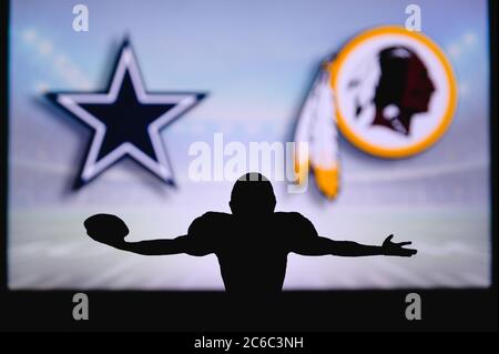 Dallas Cowboys vs. Washington Redskins. Gioco NFL. Partita della American Football League. Silhouette di giocatore professionista festeggia il tocco in giù. Schermata in ba Foto Stock