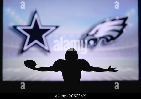 Dallas Cowboys vs. Philadelphia Eagles. Gioco NFL. Partita della American Football League. Silhouette di giocatore professionista festeggia il tocco in giù. Schermata in ba Foto Stock