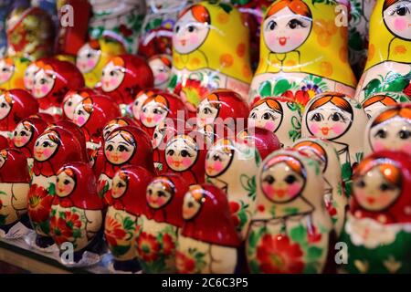 Lotto di bambole russe Matryoshka collorful in un negozio turistico a Mosca, Russia. Bambole russe da nidificazione. Foto Stock