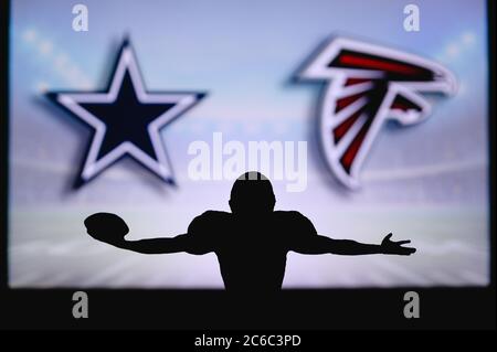 Dallas Cowboys vs Atlanta Falcons. Gioco NFL. Partita della American Football League. Silhouette di giocatore professionista festeggia il tocco in giù. Schermata in backgr Foto Stock