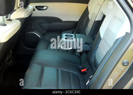 poggiatesta su un sedile per auto sportiva Foto stock - Alamy