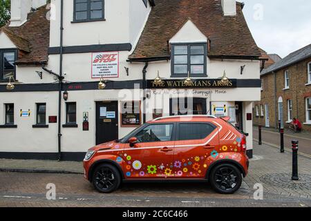 Eton, Windsor, Berkshire, Regno Unito. 8 luglio 2020. Una macchina a motore floreale fuori dal pub Waterman's Arms a Eton durante il blocco di Coronavirus. Credit: Mc Lean/Alamy Foto Stock