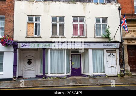 Eton, Windsor, Berkshire, Regno Unito. 8 luglio 2020. Il negozio Age Concern ha chiuso definitivamente mentre il proprietario attende un nuovo inquilino. Credit: Mc Lean/Alamy Foto Stock