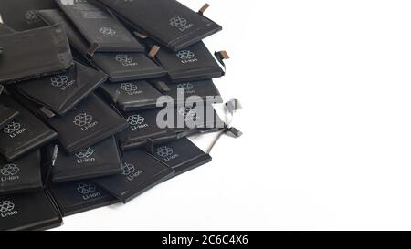 Primo piano delle vecchie batterie ai polimeri di ioni di litio dei telefoni cellulari preparazione per il riciclaggio. Spazio di copia Foto Stock