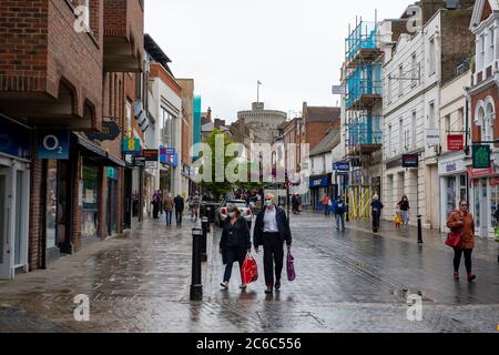 Windsor, Berkshire, Regno Unito. 8 luglio 2020. Alcuni acquirenti sono tornati a Windsor oggi, ma i negozi rimangono tranquilli durante la settimana, poiché molte persone continuano a rimanere a casa dopo il blocco di Coronavirus. Credit: Mc Lean/Alamy Foto Stock