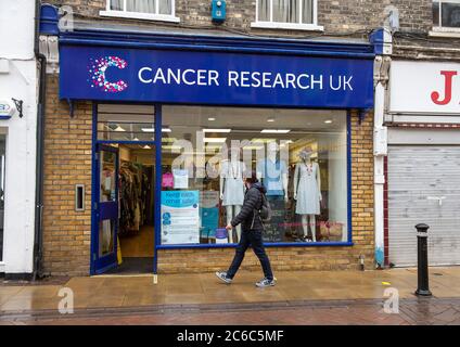 Windsor, Berkshire, Regno Unito. 8 luglio 2020. Il Cancer Research UK Charity Shop di Windsor, Berkshire, ha riaperto le attività dopo il blocco di Coronavirus, tuttavia, potrebbe essere un momento prima che i clienti abbiano la fiducia di tornare ai negozi di beneficenza. Credit: Mc Lean/Alamy Foto Stock