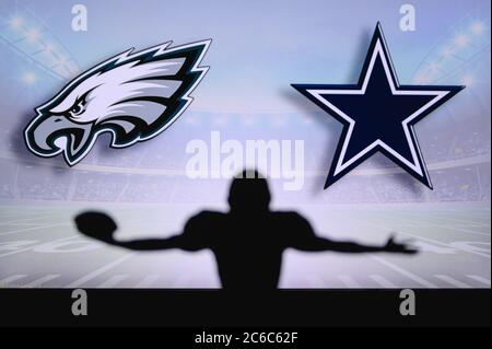 Philadelphia Eagles vs Dallas Cowboys. Gioco NFL. Partita della American Football League. Silhouette di giocatore professionista festeggia il tocco in giù. Schermata in ba Foto Stock