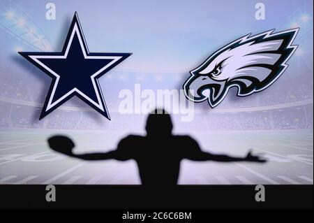 Dallas Cowboys vs. Philadelphia Eagles. Gioco NFL. Partita della American Football League. Silhouette di giocatore professionista festeggia il tocco in giù. Schermata in ba Foto Stock