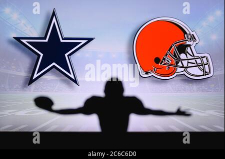 Dallas Cowboys vs. Cleveland Browns. Gioco NFL. Partita della American Football League. Silhouette di giocatore professionista festeggia il tocco in giù. Schermata in backg Foto Stock