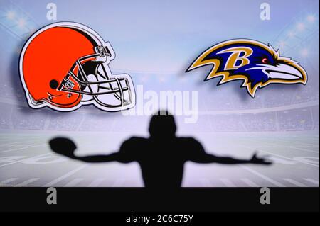 Cleveland Browns contro Baltimora Ravens . Gioco NFL. Partita della American Football League. Silhouette di giocatore professionista festeggia il tocco in giù. Schermata in ba Foto Stock