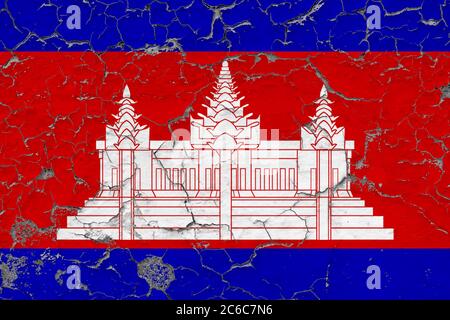 Bandiera Cambogia primo piano grugnoso, danneggiato e gli agenti atmosferici sulla parete staccando la vernice per vedere la superficie interna. Concetto vintage. Foto Stock