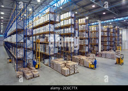 San Pietroburgo, Russia - 21 novembre 2008: Vista dall'alto di un grande magazzino con sistemi di scaffalatura regolabile per stoccaggio, l'interno Foto Stock