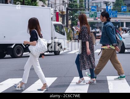 Pedone che attraversa la strada nel quartiere di Minato, Tokyo, Giappone Foto Stock