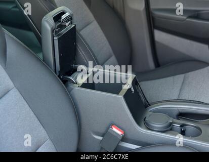 Aprire il vano portaoggetti per auto con documenti Foto stock - Alamy