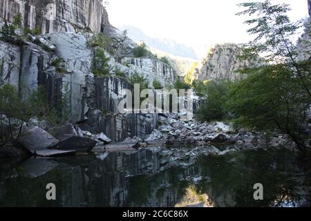 piccolo lago naturale all'interno di una cava di marmo in montagna nelle alpi apuane Foto Stock