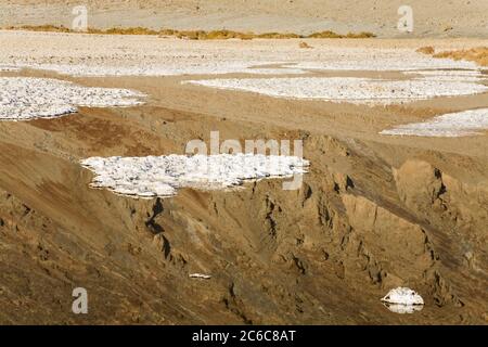 La riflessione in Badwater piscina, il Parco Nazionale della Valle della Morte, California, USA, America del Nord Foto Stock