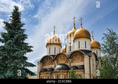Cupole dorate della Cattedrale dell Assunzione a Moscow Kremlin Foto Stock