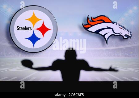 Pittsburgh Steelers vs. Denver Broncos. Gioco NFL. Partita della American Football League. Silhouette di giocatore professionista festeggia il tocco in giù. Schermata in ba Foto Stock