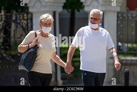 Belgrado, Serbia. 8 luglio 2020. Una coppia anziana con maschere cammina attraverso la città durante il nuovo Coronavirus Lockdown (COVID-19) dopo l'aumento del coronavirus infettato a Belgrado, Serbia, l'8 luglio 2020. Il numero di infezioni da coronavirus è in aumento in tutta la Serbia, soprattutto a Belgrado, dove si trova il 80% delle infezioni da coronavirus. Il governo impone l'uso obbligatorio di maschere all'interno di questa settimana e il presidente Aleksandar Vucic ha pianificato un coprifuoco per la capitale questo fine settimana per fermare la diffusione della malattia del coronavirus (COVID-19). Credit: Nikola Krstic/Alamy Live N Foto Stock