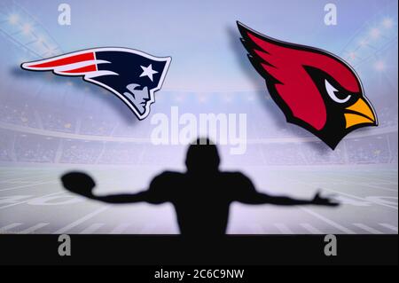 Patrioti del New England contro i Cardinali dell'Arizona . Gioco NFL. Partita della American Football League. Silhouette di giocatore professionista festeggia il tocco in giù. Schermo Foto Stock