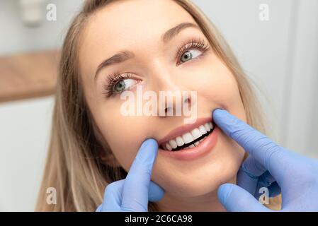 Donna durante una visita all'ufficio del dentista. Salute dentale, denti sbiancanti. Foto Stock