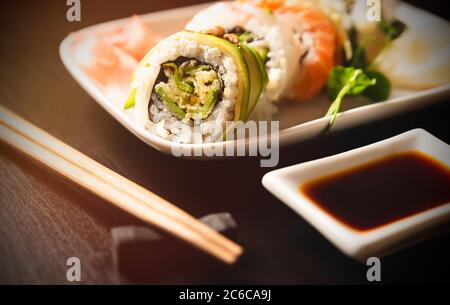 Set di bobine sushi sul piatto. Vista frontale del cibo tradizionale Giapponese Asiatico Foto Stock