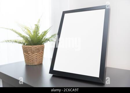 Primo piano della cornice fotografica vuota nel soggiorno. Cornici rettangolari nere per la presentazione o la foto. Foto Stock