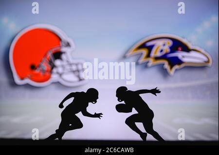 Cleveland Browns vs. Baltimore Ravens. Poster corrispondenza NFL. Due giocatori di calcio americani si affacciano sul campo. Logo club nel backgr Foto Stock