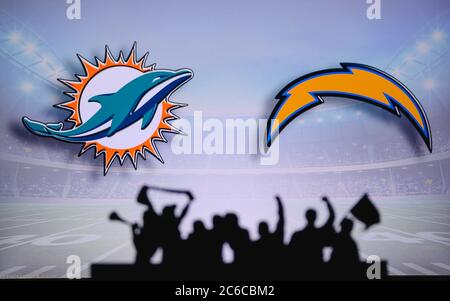 Miami Dolphins vs Los Angeles Chargers. Supporto dei fan su NFL Game. Silhouette di tifosi, grande schermo con due rivali in background. Foto Stock