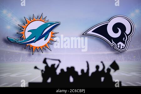 Miami Dolphins vs Los Angeles Rams. Supporto dei fan su NFL Game. Silhouette di tifosi, grande schermo con due rivali in background. Foto Stock