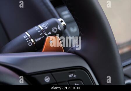 Leva di cambio marcia manuale sul volante di un'auto Foto Stock