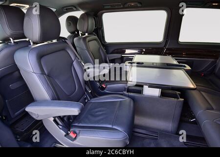 Interno di furgone di lusso con comodi sedili e tavolo in pelle Foto stock  - Alamy