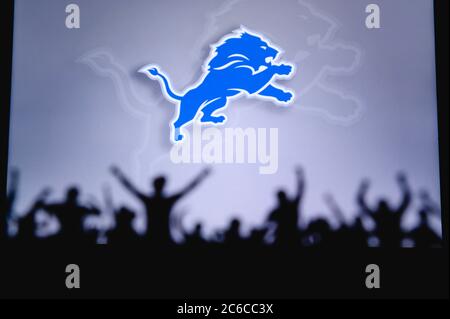 Lions di Detroit. I tifosi supportano il team professionale della American National Foorball League. Silhouette di sostenitori in primo piano. Sul grande schermo. Foto Stock