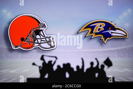 Cleveland Browns vs. Baltimore Ravens. Supporto dei fan su NFL Game. Silhouette di tifosi, grande schermo con due rivali in background. Foto Stock