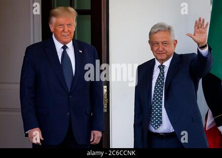 Washington, DC, Stati Uniti. 8 luglio 2020. Il presidente degli Stati Uniti Donald J. Trump dà il benvenuto al presidente del Messico Andres Manuel Lopez Obrador, nell'ala occidentale della Casa Bianca a Washington, DC, Stati Uniti, mercoledì 8 luglio 2020. Credit: Al Drago/Pool via CNP | Usage worldwide Credit: dpa/Alamy Live News Foto Stock