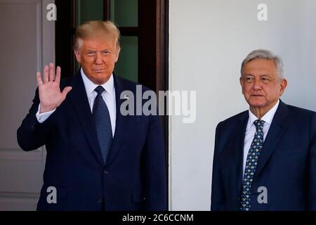 Washington, DC, Stati Uniti. 8 luglio 2020. Il presidente degli Stati Uniti Donald J. Trump dà il benvenuto al presidente del Messico Andres Manuel Lopez Obrador, nell'ala occidentale della Casa Bianca a Washington, DC, Stati Uniti, mercoledì 8 luglio 2020. Credit: Al Drago/Pool via CNP | Usage worldwide Credit: dpa/Alamy Live News Foto Stock