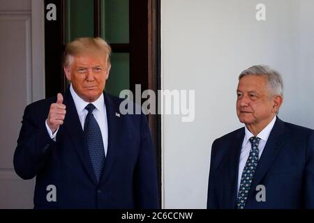 Washington, DC, Stati Uniti. 8 luglio 2020. Il presidente degli Stati Uniti Donald J. Trump dà il benvenuto al presidente del Messico Andres Manuel Lopez Obrador, nell'ala occidentale della Casa Bianca a Washington, DC, Stati Uniti, mercoledì 8 luglio 2020. Credit: Al Drago/Pool via CNP | Usage worldwide Credit: dpa/Alamy Live News Foto Stock