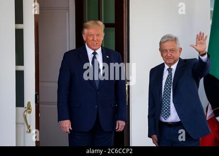 Washington, DC, Stati Uniti. 8 luglio 2020. Il presidente degli Stati Uniti Donald J. Trump dà il benvenuto al presidente del Messico Andres Manuel Lopez Obrador, nell'ala occidentale della Casa Bianca a Washington, DC, Stati Uniti, mercoledì 8 luglio 2020. Credit: Al Drago/Pool via CNP | Usage worldwide Credit: dpa/Alamy Live News Foto Stock