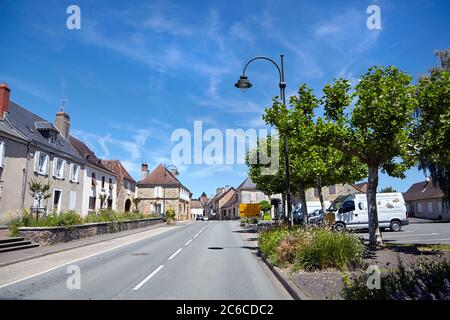 Lanouaille, dipartimento della Dordogna, regione Nouvelle-Aquitaine, Francia - 23 giugno 2018: Rue du Perigord. Edifici bassi lungo la strada dipartimentale D7 Foto Stock