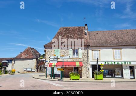 Lanouaille, dipartimento della Dordogna, regione Nouvelle-Aquitaine, Francia - 23 giugno 2018: Carrefour Jean Baptiste Darnet. Farmacia, edifici bassi e Foto Stock